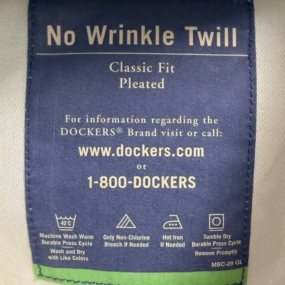NEW Dockers Pants Mens 33x32 Tan Classic Fit Pleated No Wrinkle Twill Khakis